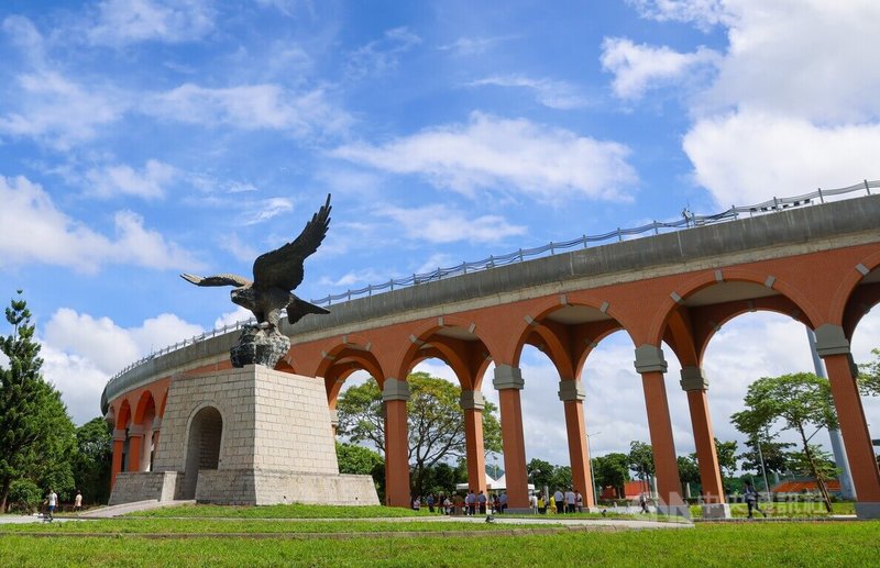 捷運三鶯線台北大學站思古迴廊及飛鳶廣場22日完工啟用,預估可成為熱門打卡景點。中央社記者王鴻國攝 114年9月22日