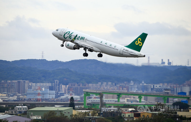 圖為從桃園國際機場起飛的春秋航空航班。（中央社檔案照片）