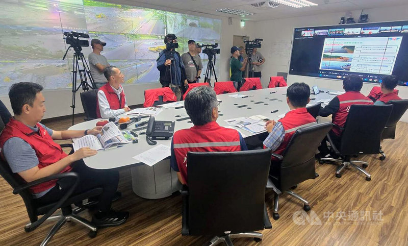 強烈颱風樺加沙挾帶強風豪雨襲台，交通部長陳世凱（左）22日前往公路局東區養護工程分局金岳工務段，並與全台各養護工程分局主管視訊，了解各地防災整備情形。中央社記者沈如峰宜蘭縣攝　114年9月22日