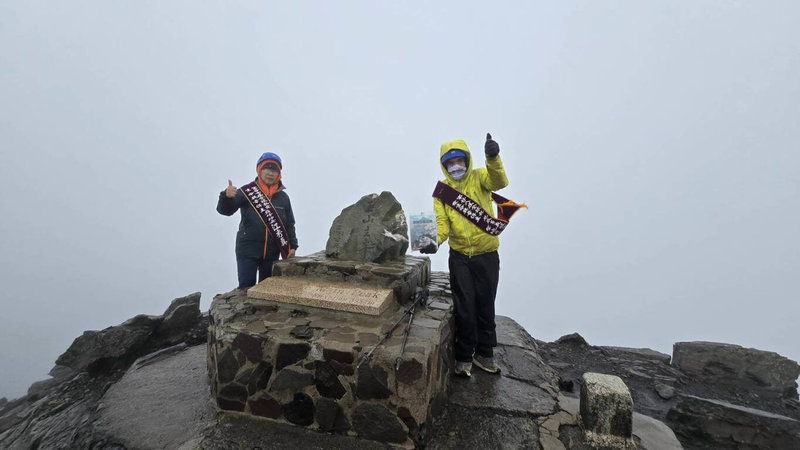 厄瓜多義肢登山勇士金特羅(Santiago Quintero)(右)是周大觀文教基金會今年「全球熱愛生命獎章」得主,他日前在台灣登山家江秀真(左)陪同下展開玉山生命之旅。(周大觀文教基金會提供)中央社記者汪淑芬傳真 114年9月22日