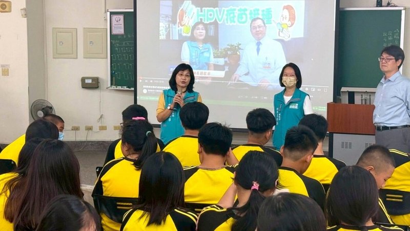 嘉義縣配合國民健康署擴大公費人類乳突病毒（HPV）疫苗保護傘，9月起將國中二年級男學生納入接種對象，與女生同步享有預防保護，衛生局在各學校舉辦宣導活動，提升對HPV疫苗的認知。（嘉義縣政府提供）中央社記者蔡智明傳真 114年9月22日