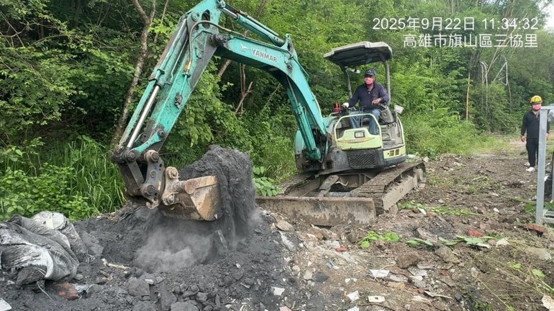 高雄市政府環保局22日派員至馬頭山複查現場廢棄物清理情形,發現7名行為人均未於期限內提報清理計畫或完成現場廢棄物清理作業,立即派員進場對公有土地部分依法代為清理,並發文命行為人繳納代履行費用,私有土地部分則一併發文地主限期完成清理。(高雄市政府環保局提供)中央社記者張已亷傳真 114年9月22日