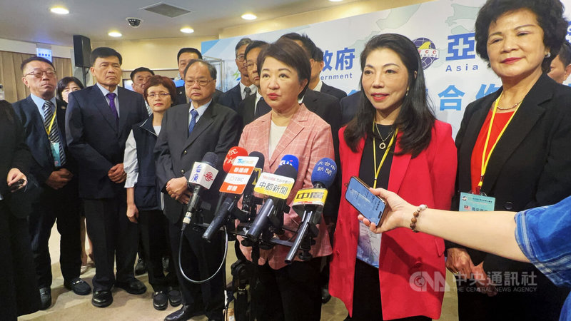 對於國內民生用電將調漲,台中市長盧秀燕(前右3)22日接受媒體聯訪表示,現在物價高漲,產業界也碰到很大困難,電價調漲應慎重,她擔心對民眾有雪上加霜的感覺。中央社記者郝雪卿攝 114年9月22日