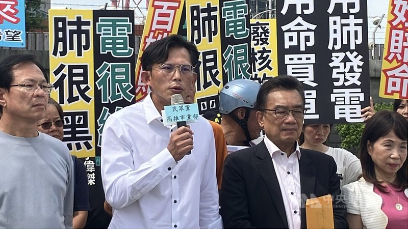 台灣民眾黨立法院黨團22日至高雄興達電廠考察,黨團總召黃國昌(前左2)表示,興達電廠新2號機火警後,台電在地方政府正式火災事故調查前,就發布片面報告。中央社記者張已亷攝 114年9月22日