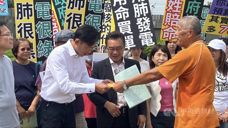 台灣民眾黨立法院黨團22日至高雄興達電廠考察,黨團總召黃國昌(前左2)收下地方居民遞交的陳情書。中央社記者張已亷攝 114年9月22日