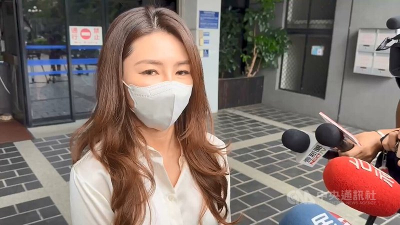 台中地檢署偵辦九州博弈集團案，前台灣電子競技聯盟董事長徐培菁（圖）指控檢察官不當訊問涉性騷擾。台中高分檢22日傳訊她釐清案情，徐培菁表示會全力配合。中央社記者蘇木春攝　114年9月22日