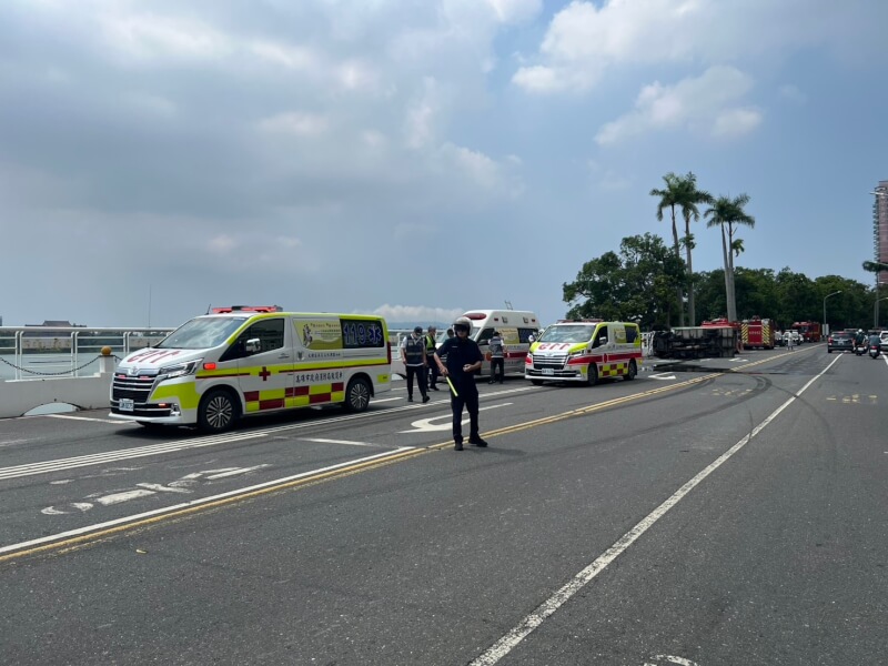 28歲郭姓男子21日上午駕駛小貨車沿高雄市鳥松區文前路行駛,疑似過彎時不慎失控,擦撞對向機車。(高雄市政府警察局仁武分局提供)