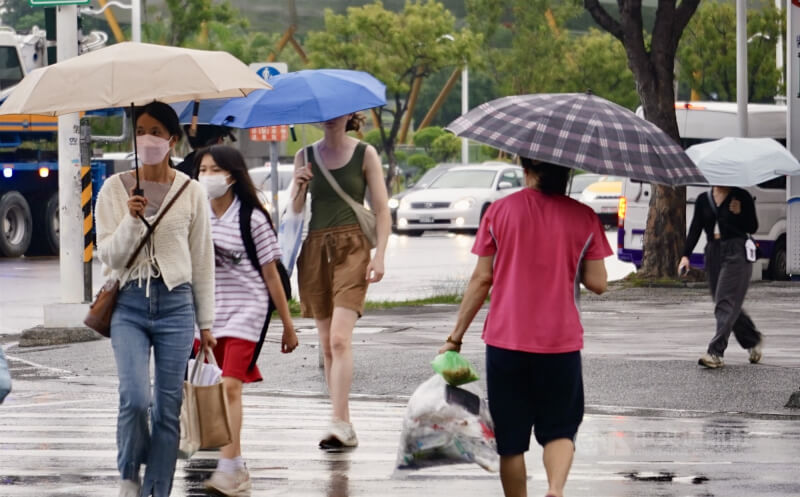 颱風樺加沙向西北西進行，其暴風圈已進入台東、恆春半島及屏東，對台東、恆春半島、屏東及高雄構成威脅。圖為高雄市新興區22日傍晚出現雨勢，民眾撐傘過馬路。中央社記者董俊志攝　114年9月22日