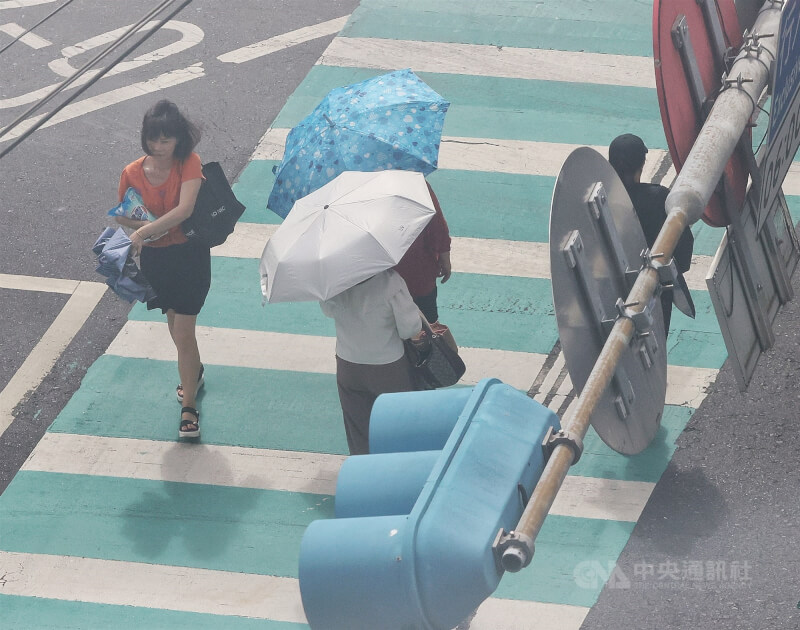 颱風樺加沙逼近,中央氣象署預計最快23日上午解除陸警。台北市22日下午風勢略增,民眾隨身攜帶雨具。中央社記者郭日曉攝 114年9月22日