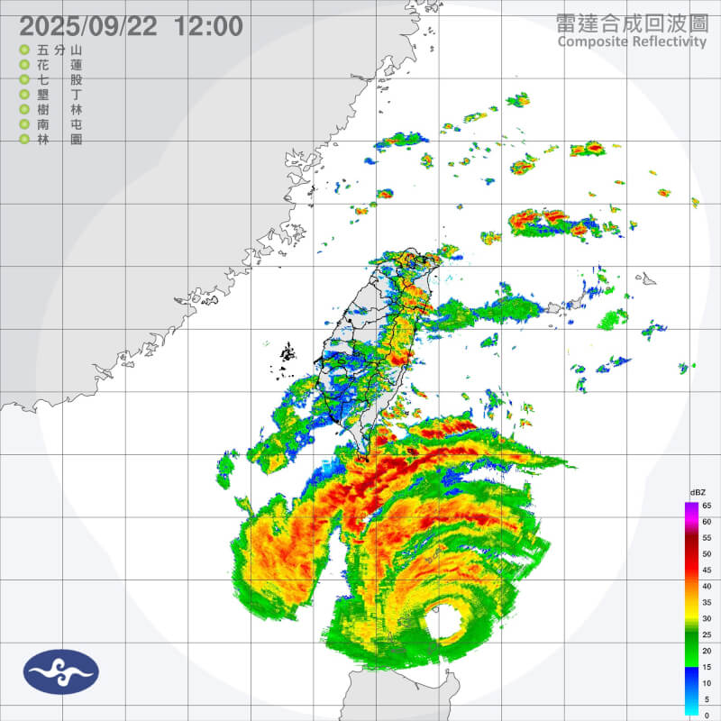 強烈颱風樺加沙暴風圈22日上午觸陸，氣象署預估22日下半天到23日是樺加沙最強時段，也是最接近台灣的時間點。（圖取自中央氣象署網頁cwa.gov.tw）