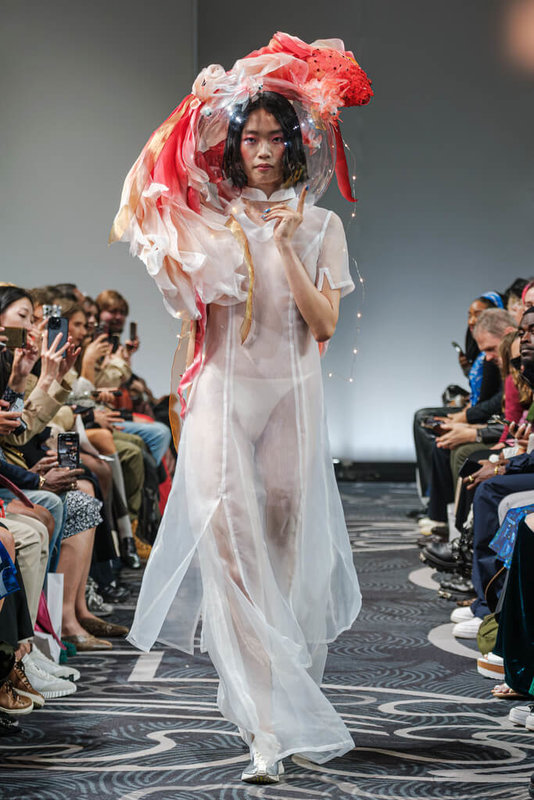 台灣服裝設計品牌APUJAN於21日晚間再度於倫敦舉辦大型秀展,以「桃太郎」故事為發想核心。(APUJAN提供)中央社記者陳韻聿倫敦傳真 114年9月22日
