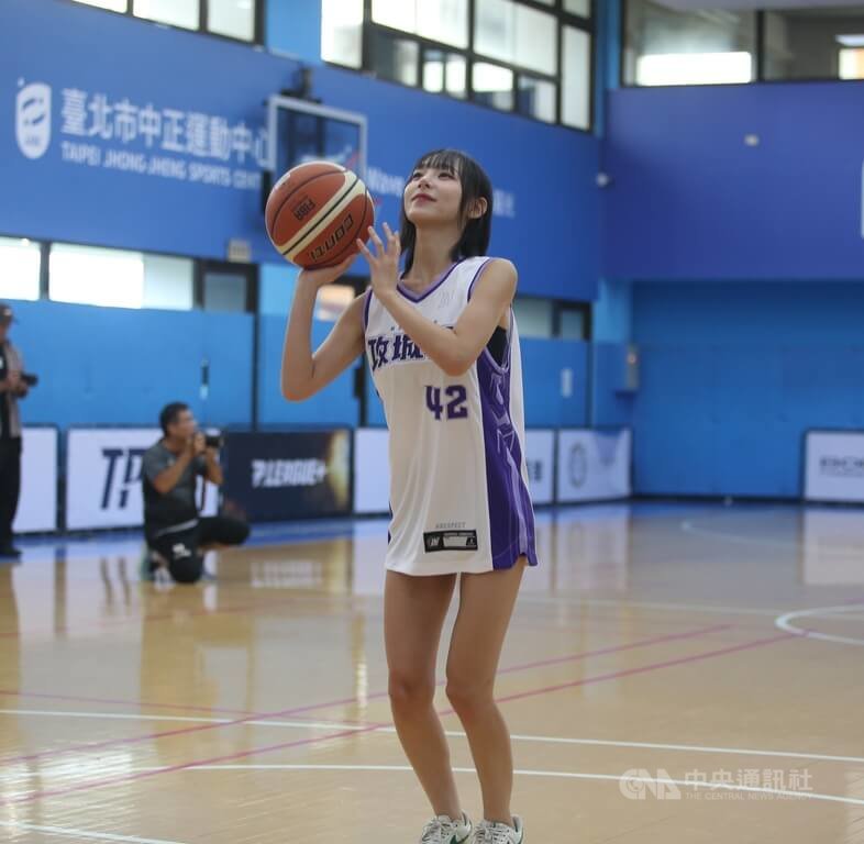 韓國職業棒球啦啦隊員鄭熙靜22日受邀出席新聞盃籃球賽,完成生涯下場打球初體驗,給自己打了5分。中央社記者黎建忠攝 114年9月22日