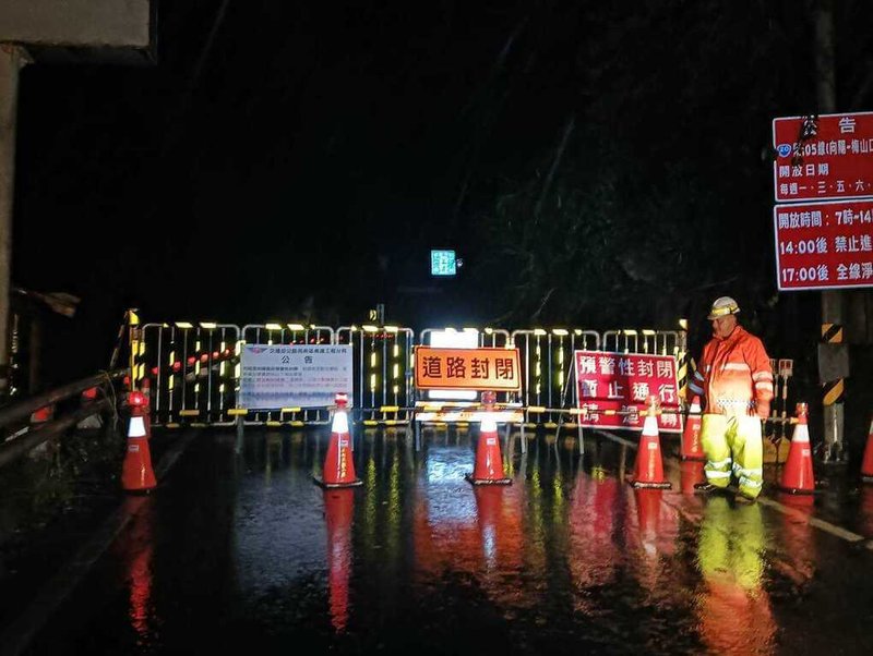 受到颱風樺加沙外圍影響，南橫公路台東端初來至向陽路段已於22日晚間預警封閉，23日上午仍持續封閉。（關山工務段提供）中央社記者盧太城台東傳真　114年9月23日