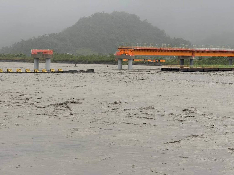 受到颱風樺加沙外圍環流影響,花蓮山區累計雨量已逾200毫米,橫跨秀姑巒溪的玉里高寮便道,上週才修復通車,23日再度遭大水沖毀。(玉里鎮公所提供)中央社記者李先鳳傳真 114年9月23日