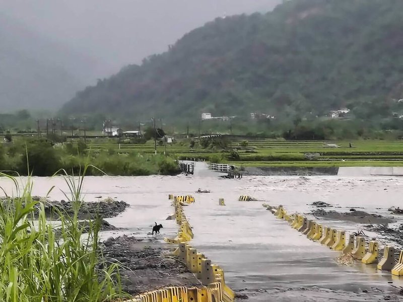 受颱風樺加沙外圍環流影響，花蓮山區累計雨量已逾200毫米，富里鄉崙天便道19日才修復通車，23日再度沖毀；公所表示，將再爭取修復，便利通行。（富里鄉公所提供）中央社記者李先鳳傳真　114年9月23日