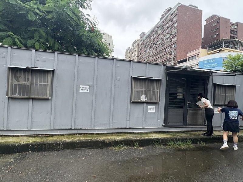 教育部推動公衛師入校服務,公衛師提醒學校在垃圾回收站加裝細紗網、內部設置抽風扇,可阻絕病媒蚊孳生。(教育部提供)中央社記者許秩維傳真 114年9月23日