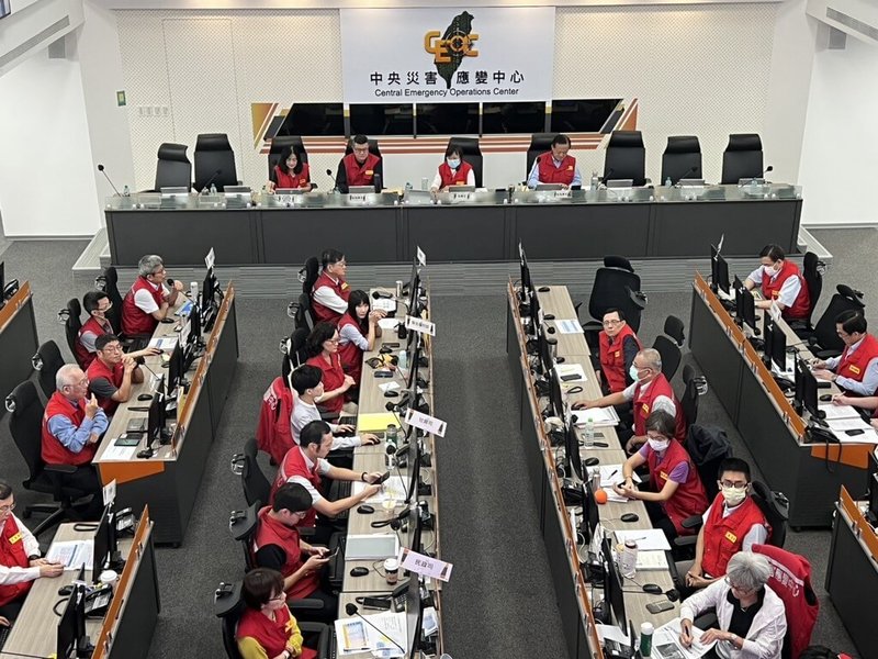 颱風樺加沙中央災害應變中心23日上午舉行第7次工作會報暨情資研判會議,指揮官、內政部長劉世芳裁示,馬太鞍溪橋水位已接近壩頂,請相關單位提高警覺,並檢測抽水站運作情形,各河道施工工程要注意安全和撤離,並持續廣播提醒民眾避難。(中央災害應變中心提供)中央社記者黃麗芸傳真 114年9月23日