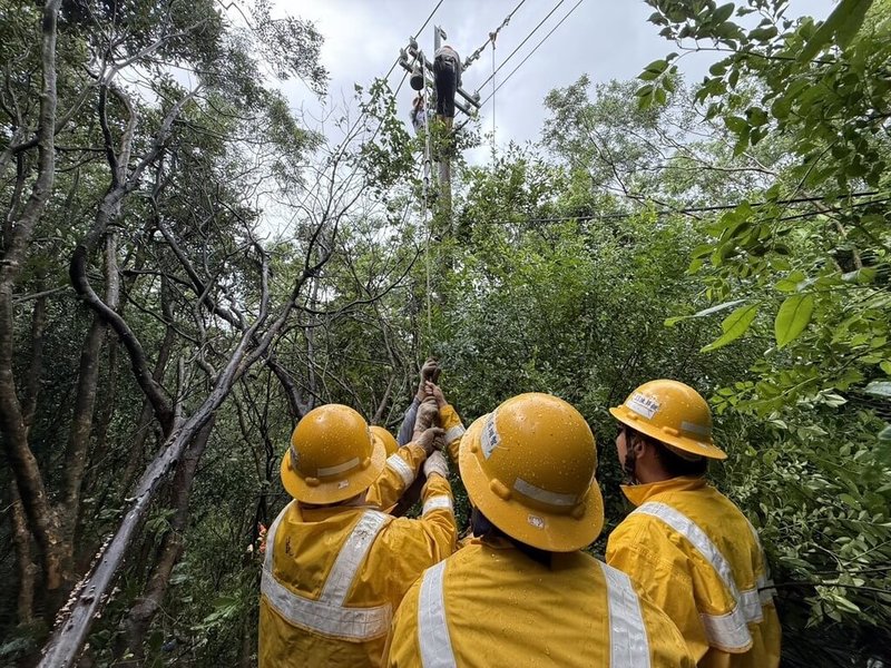 颱風樺加沙造成屏東縣獅子鄉停電1079戶,因故障點車輛無法到達,且道路泥濘不堪,台電施工班徒步攜帶機具材料,先行排除倒塌樹枝,才能抵現場搶修。(台電提供)中央社記者黃郁菁傳真 114年9月23日