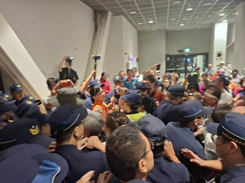 名間鄉反焚化爐自救會及環保團體23日在經濟部中台灣創新園區舉辦記者會，反對南投縣政府粗暴地選擇在名間鄉設置焚化爐，部分民眾情緒激憤，一度與警方發生推擠。（環團提供）中央社記者張雄風傳真　114年9月23日