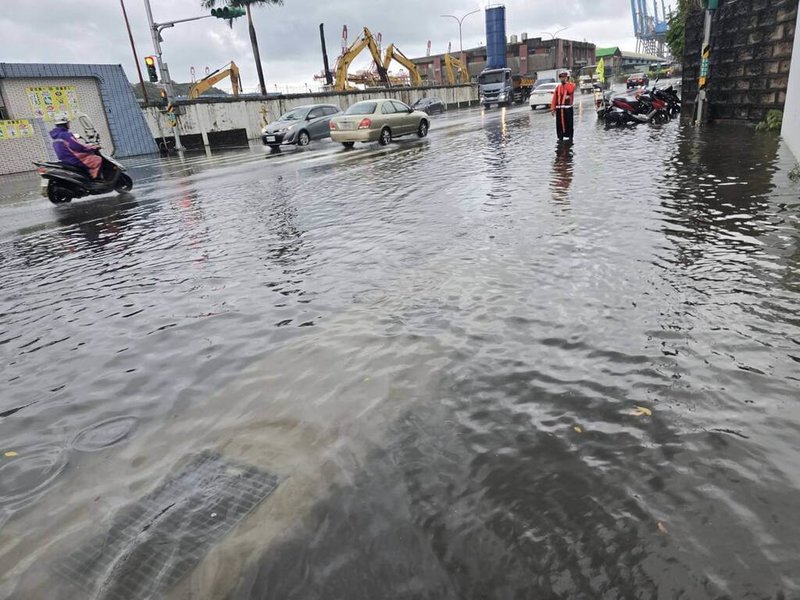 基隆市23日上午雨勢不斷，舊威海營區前中正路出現機淹水，一度水深及小腿肚，市府工務處勘查後指出，由於港務公司施工停用原有排水，改以抽水機替代，才導致排水不及。（讀者提供）中央社記者王朝鈺傳真  114年9月23日