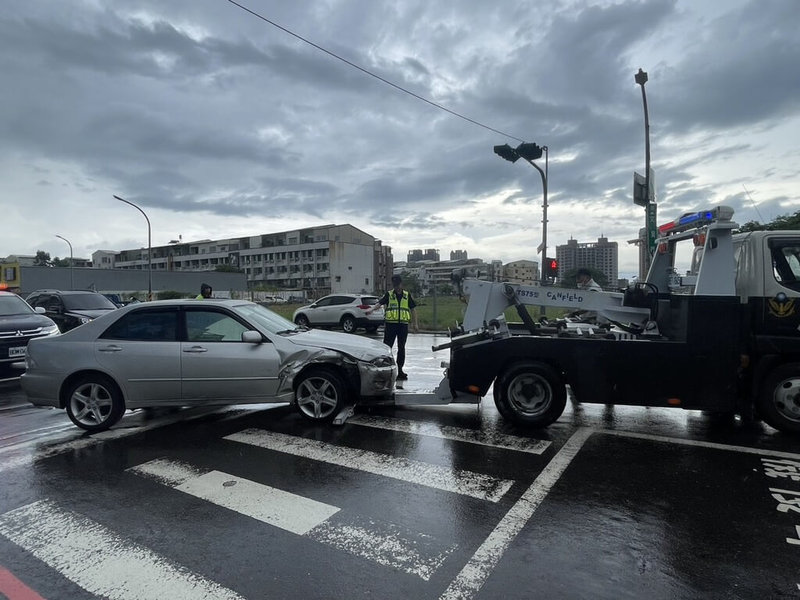 台南市歐姓男子23日下午駕車途經北區時疑似失控先後擦撞3輛汽機車，歐男及另名機車女騎士受傷送醫，警方到場後在歐男車中查獲毒品。（台南市警局提供）中央社記者張榮祥台南傳真  114年9月23日