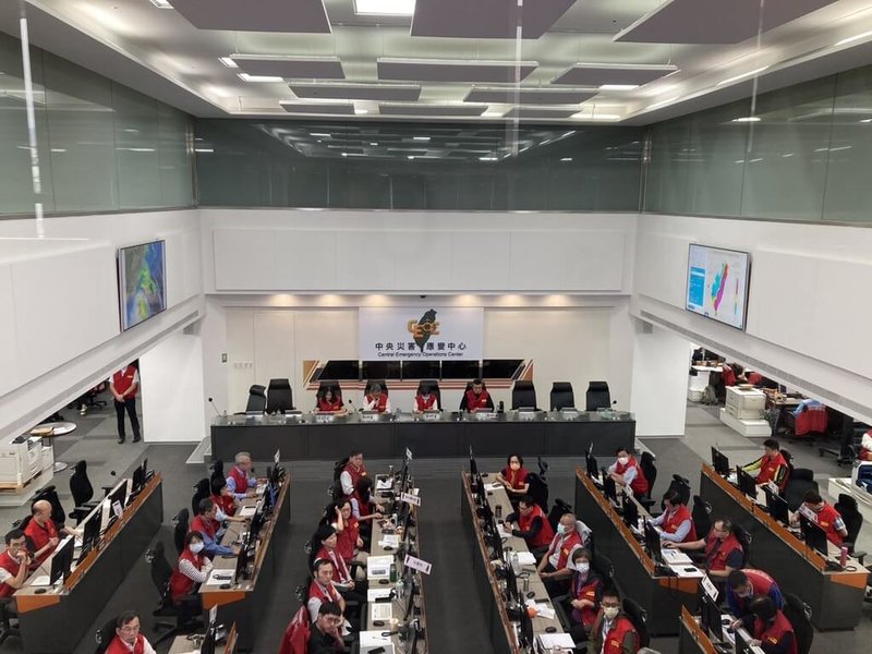 颱風樺加沙中央災害應變中心23日下午舉行第8次工作會報暨情資研判會議，指揮官、內政部長劉世芳數度表示，受馬太鞍溪堰塞湖溢流影響，大量水流衝擊馬太鞍溪橋，且部分水流溢出河堤外，當地部分街道已淹水，現在「人命保全」最重要。（中央災害應變中心提供）中央社記者黃麗芸傳真　114年9月23日