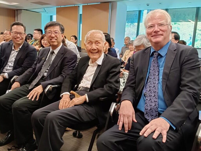唐獎教育基金會23日在新加坡國立大學舉辦2020年唐獎漢學獎得主王賡武（前右2）的專題影片巡迴首映，王賡武與唐獎基金會執行長陳振川（前右3）等人出席。（唐獎提供）中央社記者許秩維傳真  114年9月23日