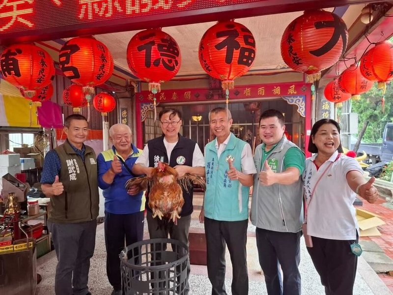 屏東縣南州鄉大埔社區在地信仰中心大埔福德宮歡慶「伯公生」，22日先辦理閹雞比賽。（謝武成提供）中央社記者黃郁菁傳真  114年9月23日