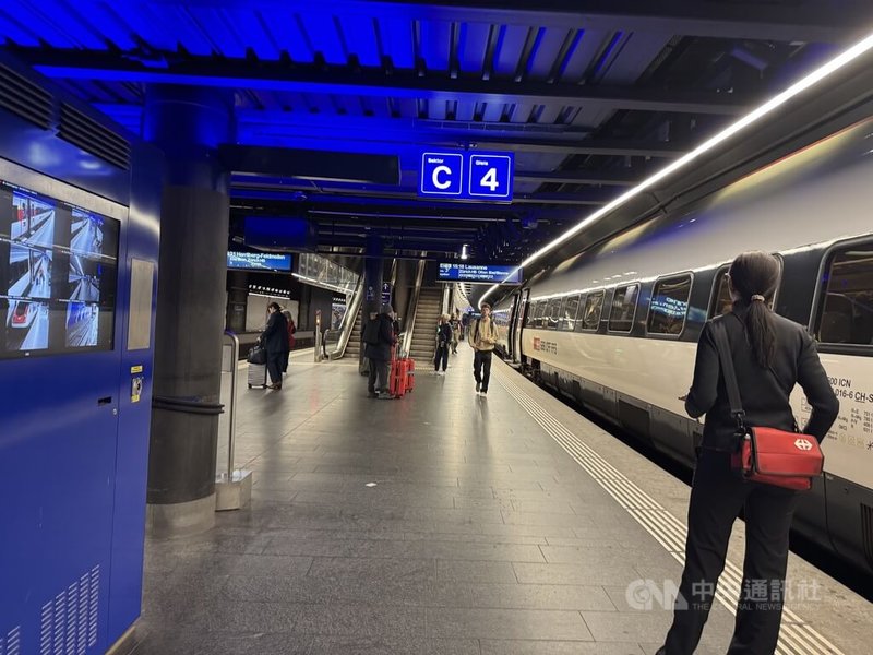 瑞士長程火車上的查票員(右)在火車要駛離月台前,工作之一就是確認乘客安全上車。左邊的螢幕畫面顯示其他月台的列車視線死角。中央社記者郭芳君蘇黎世攝 114年9月23日