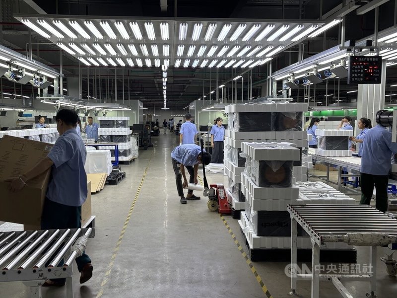 美國與越南達成進口商品20%關稅協議，他國轉運商品恐課40%關稅。整體台商都正積極應對，包括分散原物料供應，同時推動自動化等技術轉型，增加競爭力。圖為越南北寧的台灣音響製造企業。中央社記者曾婷瑄峴港攝　114年9月23日