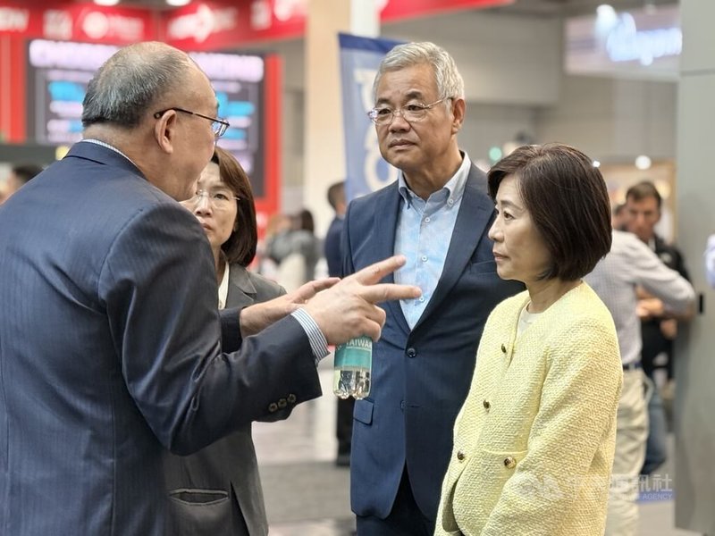經濟部次長江文若(右)在德國漢諾威歐洲工具機展與台灣廠商交流,了解產業需求與國際市場回饋。中央社記者林尚縈漢諾威攝 114年9月23日
