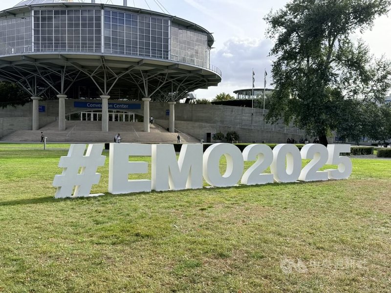 全球最大工具機展22日在德國漢諾威揭幕,展場廣場設置大型#EMO2025裝置,迎接來自世界各地的參展者。中央社記者林尚縈漢諾威攝 114年9月23日