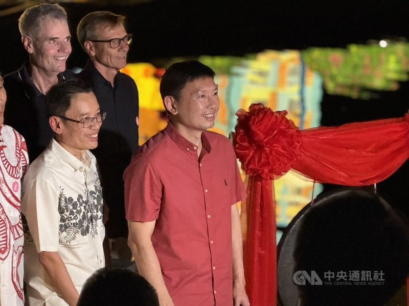新加坡知名景點濱海灣花園打造中秋燈會，國家發展部長徐芳達（紅衣者）出席點燈儀式。中央社記者吳昇鴻新加坡攝 114年9月23日