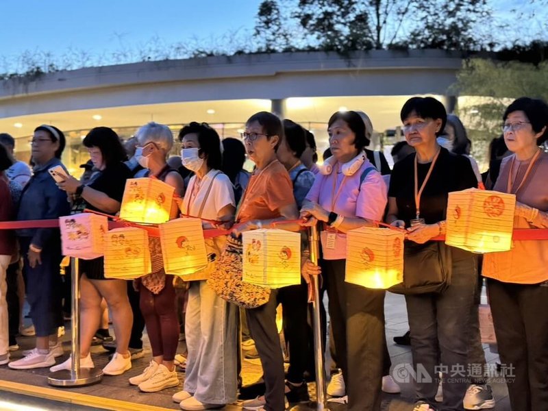 新加坡知名景點濱海灣花園打造中秋燈會，眾多民眾提燈籠參與。中央社記者吳昇鴻新加坡攝 114年9月23日