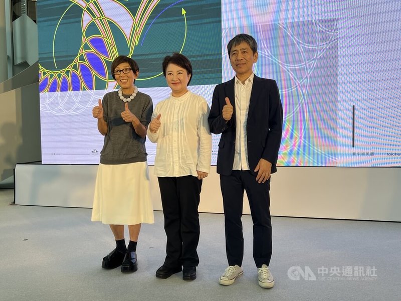 全台首座結合市立美術館與市立圖書館的台中綠美圖，23日下午舉行開箱預覽會，台中市長盧秀燕（中）與綠美圖規劃建築師妹島和世（左）、西澤立衛（右）出席，帶領大家探索館舍空間。中央社記者郝雪卿攝  114年9月23日