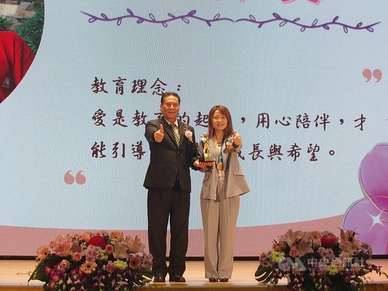 連江縣政府教育處23日舉辦114年教師節慶祝大會，由縣長王忠銘（左）主持，會中表揚獲教育部師鐸獎肯定的北竿鄉中山國中教師王惠萍（右）等人。中央社記者潘欣彤攝  114年9月23日