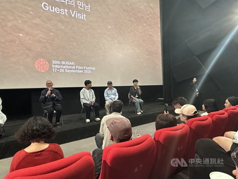 導演蔡明亮（左）21日出席新作「回家」在釜山影展放映。中央社記者廖禹揚釜山攝  114年9月21日