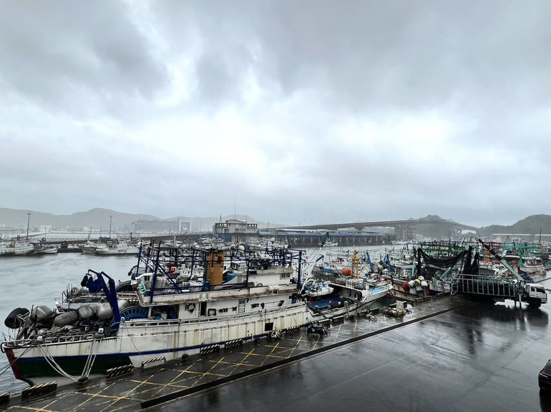 受到颱風樺加沙影響,宜蘭縣各地23日一早狂風暴雨,上午11時許南方澳第3漁港(圖)風雨已逐漸趨緩。(讀者提供)中央社記者王朝鈺傳真 114年9月23日