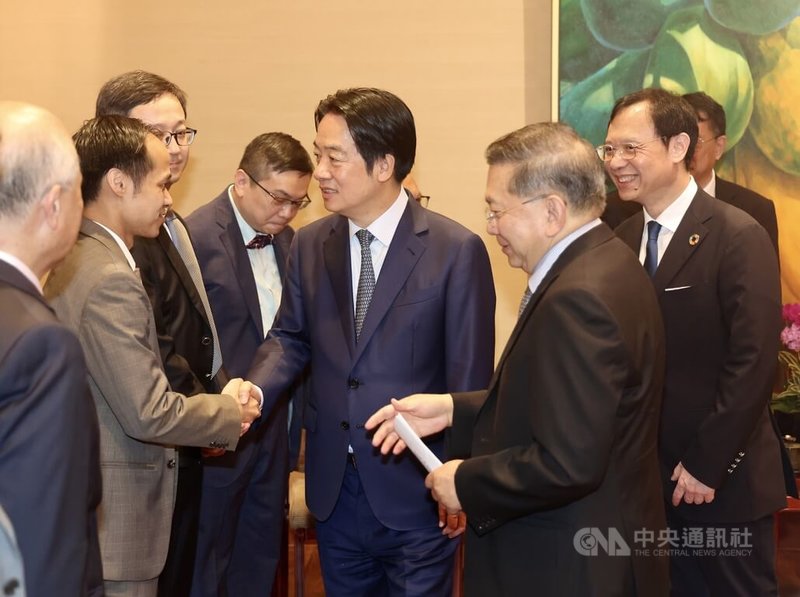 總統賴清德(中)23日在總統府接見「114年度傑出生技產業獎」獲獎單位,希望得獎單位繼續發揮創新精神 ,努力讓國人健康,國家更強。中央社記者張皓安攝 114年9月23日