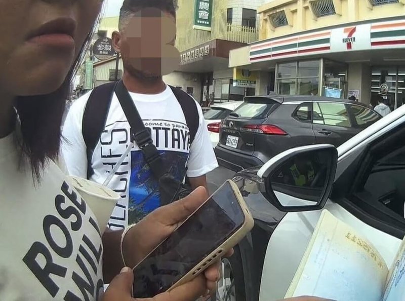 一對泰國夫妻持觀光簽證入境在台東縣打工務農，雇主卻不發薪，兩人日前到台南市後壁區找新雇主無所獲，只好向巡邏警員求助。（台南市警局提供）中央社記者張榮祥台南傳真　114年9月23日