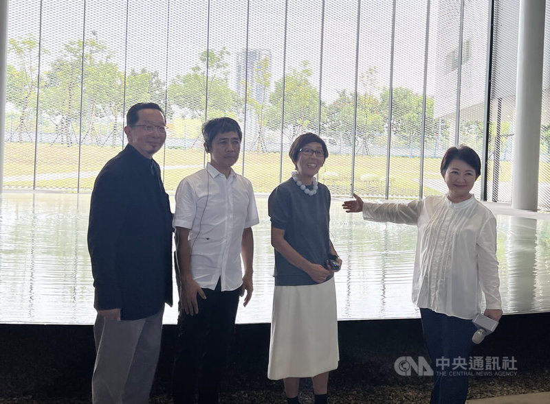 台中綠美圖預計2025年底開館,台中市長盧秀燕(右起)23日攜手日本建築師妹島和世、西澤立衛及台灣建築師劉培森開箱導覽,介紹大廳的水池設計。中央社記者郝雪卿攝 114年9月23日