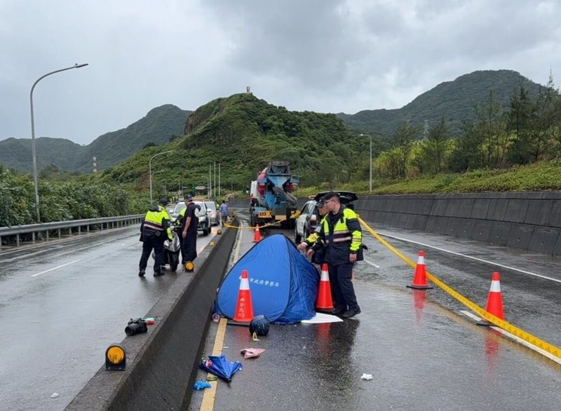 52歲汪姓女子23日下午騎機車沿台2線新北市萬里往金山方向行駛，行經44.9公里處時先自撞中央分隔島再摔至對向內側車道，不幸遭混凝土預拌車輾過，當場死亡。（讀者提供）中央社記者王朝鈺傳真 114年9月23日