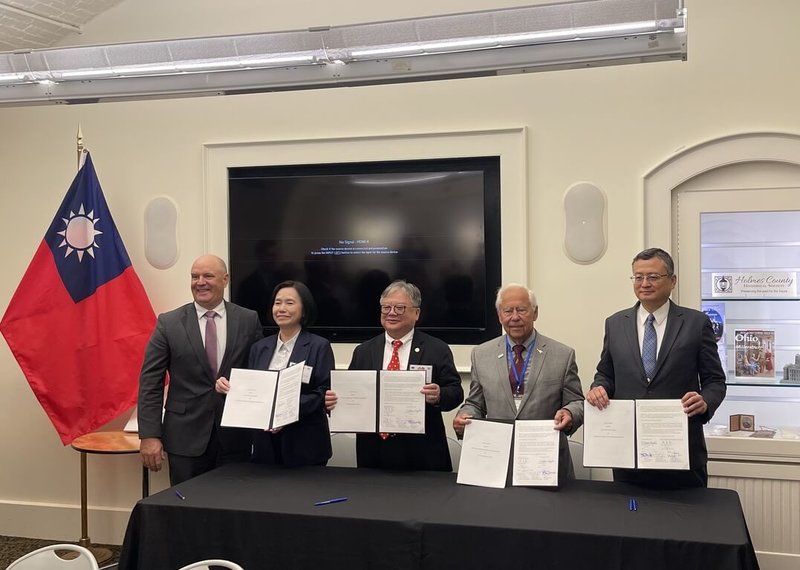 台灣區植物油製煉工業同業公會與俄亥俄州黃豆協會簽署黃豆採購意向書，農業部次長杜文珍（左2）、駐芝加哥辦事處長類延峰（右）及俄州官員出席。（駐芝加哥辦事處提供）中央社記者廖漢原紐約傳真  114年9月23日
