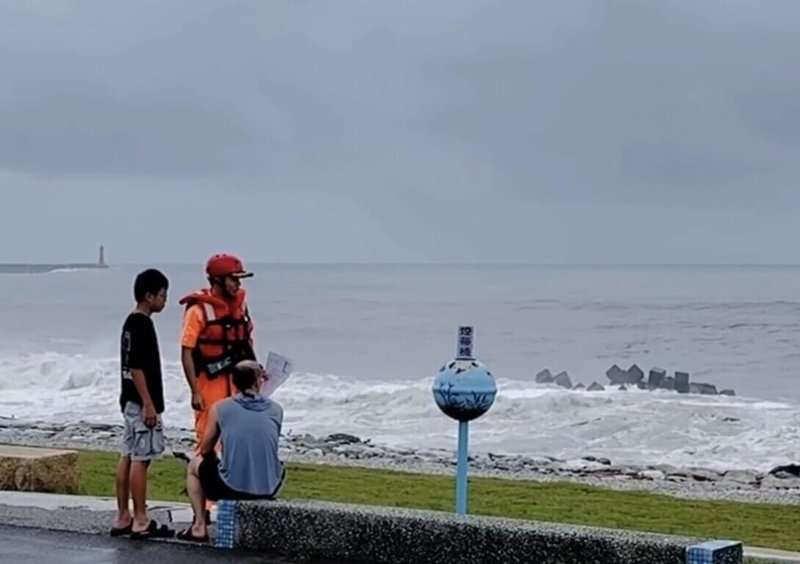 雖然颱風樺加沙逐漸遠離，台東23日上午持續出現驟雨，海巡署呼籲，台東縣政府劃定的管制區尚未撤除，民眾不要進入管制的海岸及山區等。（海巡提供）中央社記者盧太城台東傳真　114年9月23日