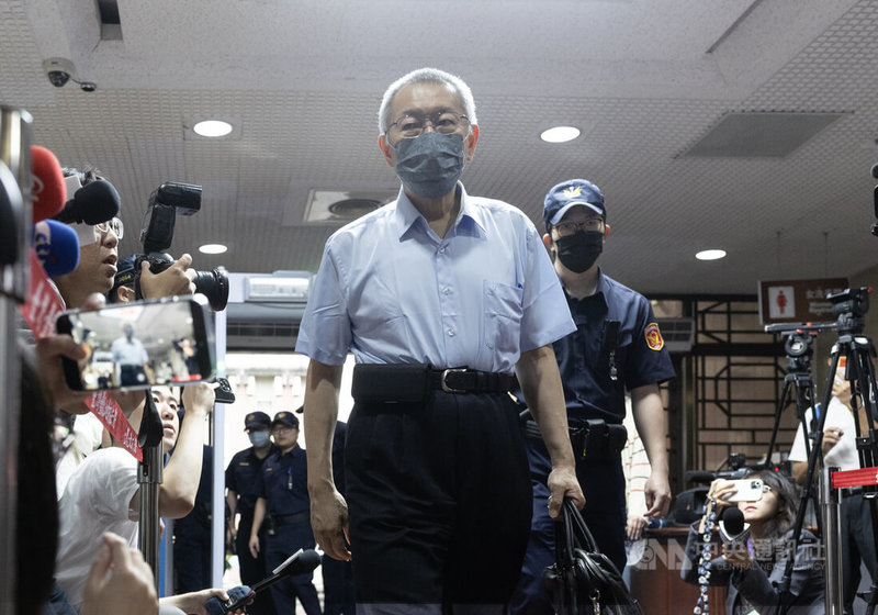 台北地方法院23日審理京華城案及柯文哲政治獻金案，傳喚前民眾黨主席柯文哲（前中）到庭。中央社記者趙世勳攝　114年9月23日