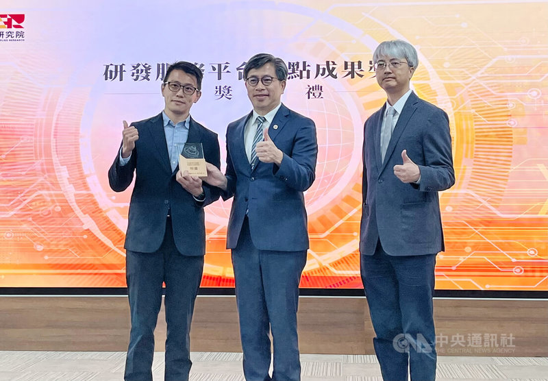 國研院23日舉辦研發服務平台亮點成果獎頒獎典禮，特優獎由國立陽明交通大學電子研究所助理教授曾銘綸（左）的研究團隊拿下，其研究成果為「半導體超穎介面與矽光子、紫外光電及生醫檢測之應用」。中央社記者趙敏雅攝　114年9月23日