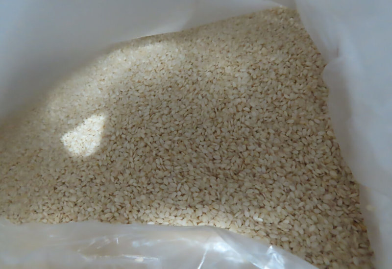 食藥署23日公布邊境檢驗違規名單，其中包括1家來自香港的米其林中式甜品，業者從中國進口的「白芝麻」被檢出殘留農藥陶斯松0.04 ppm，違反不得檢出規定。（食藥署提供）中央社記者沈佩瑤傳真　114年9月23日