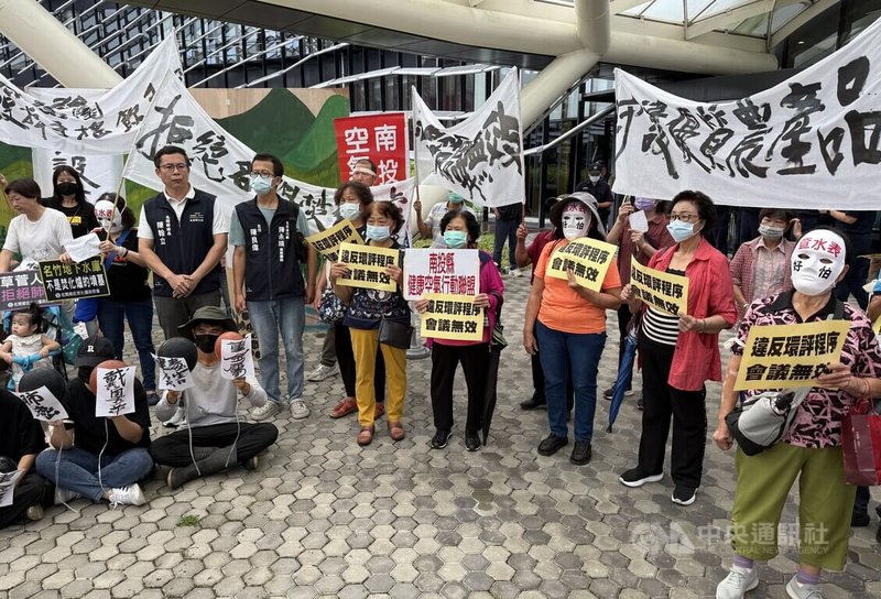 南投縣環保局23日舉行環境影響評估審查會議，討論在名間鄉設置垃圾焚化爐，環團、居民到場舉白布條表達反對立場。中央社記者蕭博陽南投縣攝　114年9月23日