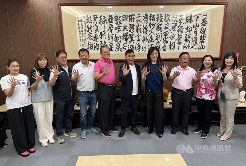 國民黨主席10月將改選，候選人鄭麗文（右4）23日到南投縣議會參加黨務交流座談會，與黨籍副議長潘一全（右5）等議員互動。中央社記者蕭博陽南投縣攝  114年9月23日