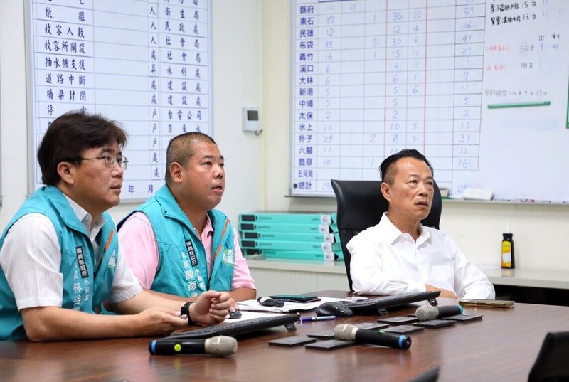 嘉義縣長翁章梁（右）23日出席縣府水利處淹水監測系統會議，他期盼透過這套系統，在大豪雨能即時掌握可能淹水區域，迅速啟動應變措施，有效降低淹水風險。（嘉義縣政府提供）中央社記者黃國芳傳真　114年9月23日